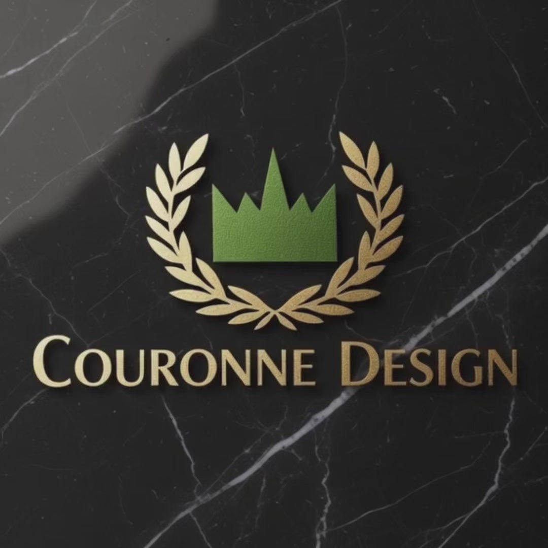 Video laden: Der Build Your Brand Heavy Hoody ist ein klassischer, robust verarbeiteter Kapuzenpullover, der durch seine innen angeraute Sweatqualität aus 65 % Baumwolle und 35 % Polyester ein warmes, angenehmes Tragegefühl bietet und sich ideal für kühlere Tage eignet. Er fällt in einem entspannten Regular-Fit, hat eine geräumige Kängurutasche, eine gefütterte Kapuze und subtile Details wie Rippbündchen und ein neutrales Größenlabel, was ihn sowohl funktional als auch stilvoll macht. Sein unkompliziertes Design fügt sich mühelos in jede Casual- oder Streetwear-Garderobe ein und macht ihn zu einem verlässlichen Alltagsbegleiter.